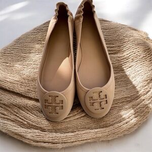 NIB TORY BURCH Nappa Leather Minnie Travel Ballet w/ Logo Goan Sand color Sz. 10